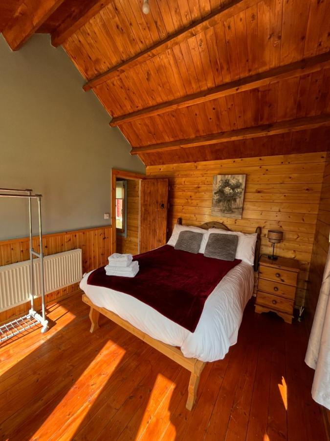 Red Robin Nest Apartment Голуей Екстериор снимка